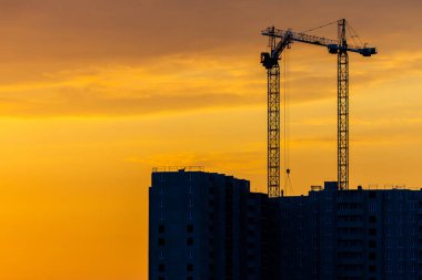 Gün batımı üzerinde daire ev inşaat sitesi