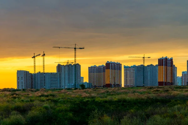 Bouwplaats van appartementenhuis op zonsondergang — Stockfoto