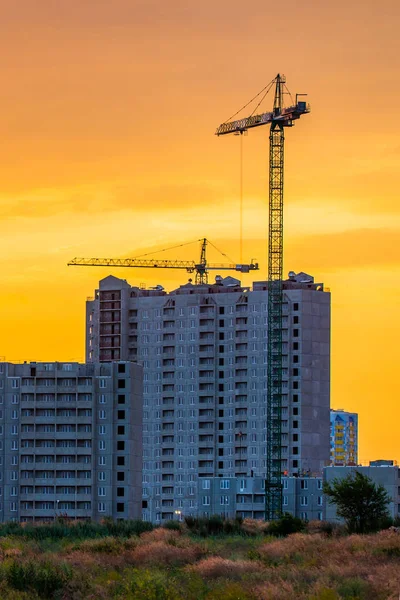 Bouwplaats van appartementenhuis op zonsondergang — Stockfoto