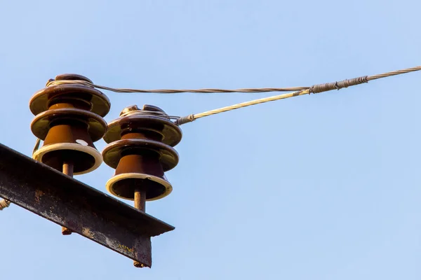 Cierre de los aisladores de alta tensión con alambre de aluminio en la torre de alimentación — Foto de Stock
