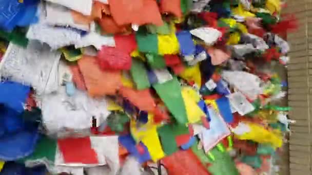 Multicolored buddhist prayer flags flutter in the strong winds — Stock Video