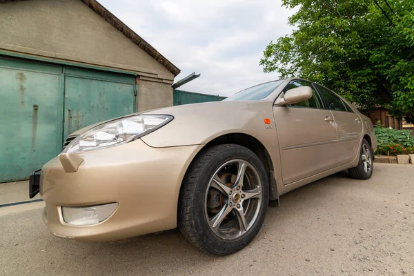 Rusia, Rostov on Don, 02 de agosto de 2019. Coche privado Toyota Camry 30 aparcamiento en la calle cerca del garaje — Foto de Stock