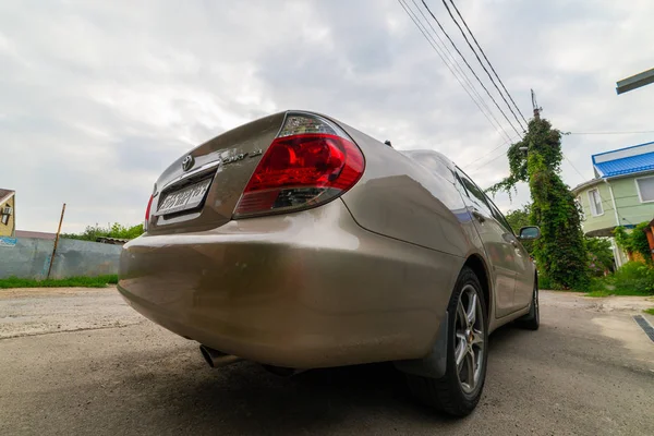 Russie, Rostov sur Don, 02 août 2019. Voiture privée Toyota Camry 30 parking stationné sur la rue près du garage — Photo