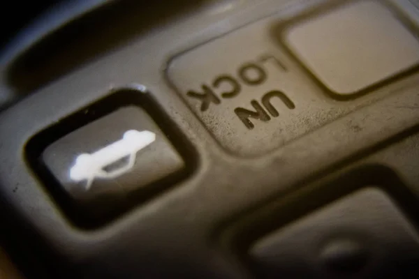 Macro shot ชิ้นส่วนของกุญแจรถที่มีปุ่ม — ภาพถ่ายสต็อก