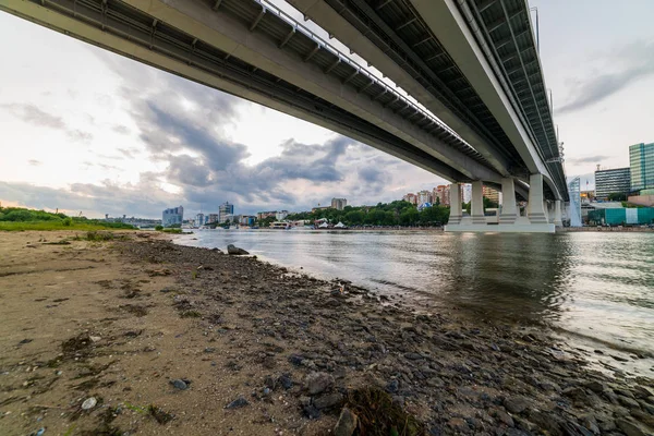Fluss nicht. Brücke über den Fluss. — Stockfoto