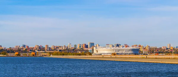 Rusia, Rostov-on-Don - 20 de agosto de 2017: Estadio de fútbol Rostov Arena. El estadio para la Copa Mundial de la FIFA 2018. Vista desde el canal de remo — Foto de Stock