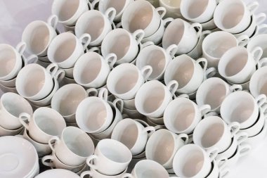 Beyaz seramik kahve ya da çay bardak birçok satır