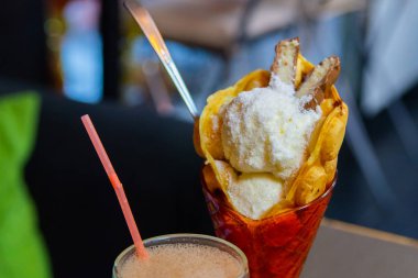 Çikolata ve vanilyalı dondurma, waffle külahında.