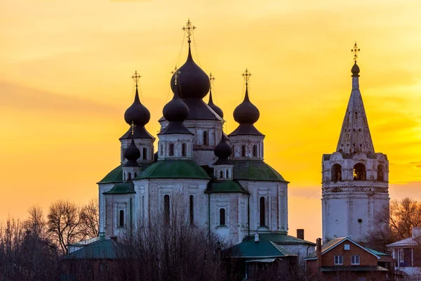 Történeti templom, a feltámadási katedrális Starocherkassk. Naplemente ég fölött az egyház. Gyönyörű kupák. 1706-1719 — Stock Fotó