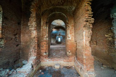Eski Ortodoks kilisesi kalıntıları. Terk edilmiş dinik bina