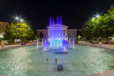 Rusya, Rostov Don, Ağustos 17, 2019: Renkli müzik çeşme silik ve Don devlet Teknik Üniversitesi önünde mekanik saat ile Kare