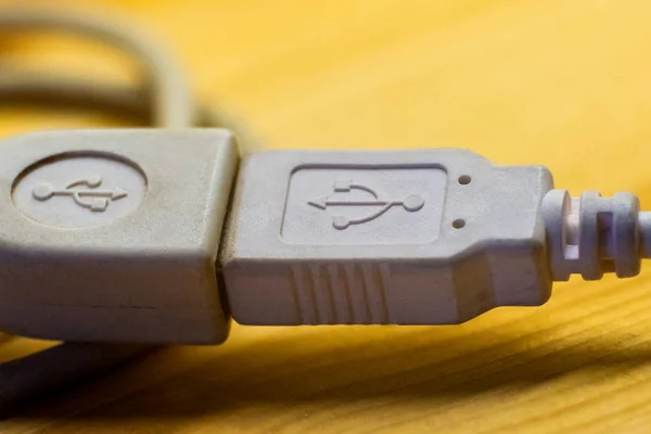 Zwei weiße USB-Buchse Port auf Draht mit USB-Zeichen — Stockfoto