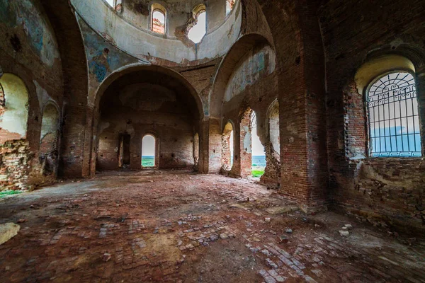 Παλαιά Ορθόδοξα εκκλησιαστικά ερείπια. Εγκαταλελειμμένο θρησκευονικό κτίριο — Φωτογραφία Αρχείου