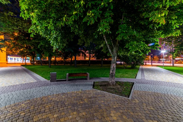 Schöner Stadtpark-Gehweg mit Lampen in der Nacht — Stockfoto