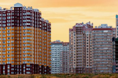 Büyük şehirde modern kat mülkiyeti bina veya apartman