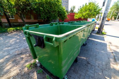 yolun kenarında çöp kutuları grubu