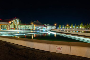Platov uluslararası havaalanının dış gece görüntüsü Rostov-on-Don, Rusya, 17 Eylül