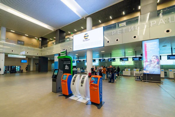 Rusland, Rostov-on-Don, 17 september 2019: Internationale luchthaven Platov, automatische ticket- en grenspasprinter — Stockfoto