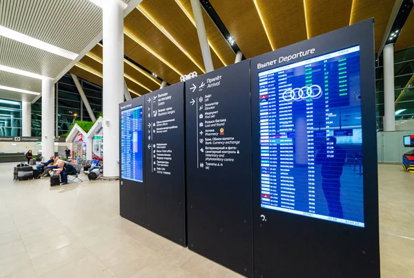 Rusia, Rostov-on-Don, 17 de septiembre de 2019: Mesa de llegada al aeropuerto interantional de Platov — Foto de Stock