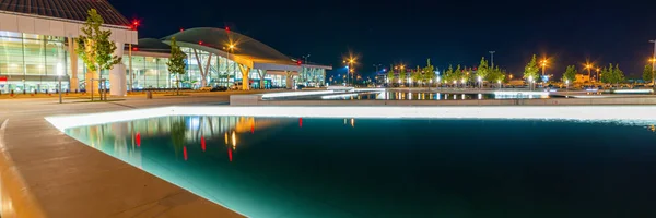 Vista nocturna exterior del aeropuerto internacional de Platov en Rostov-on-Don, Rusia, 2019, 17 de septiembre — Foto de Stock