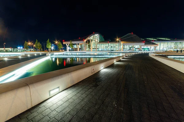 Vue de la nuit extérieure de l'aéroport international de Platov à Rostov-sur-le-Don, Russie, 17 septembre 2019 — Photo