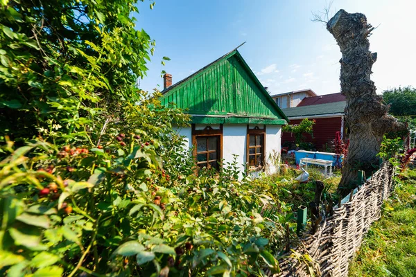 Paisaje típico rural ruso con vistas a la casa cosaca — Foto de Stock