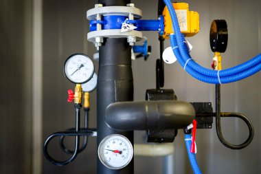 Boru hattındaki basıncı kontrol etmek için boru hattında basınç düğmeleri var.