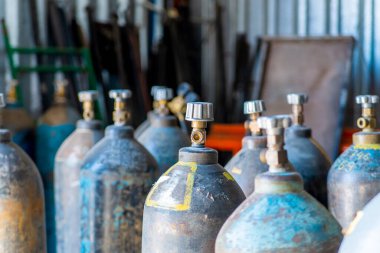 Kaynak için asetilen ve oksijenli gaz çelik depolama tankları.