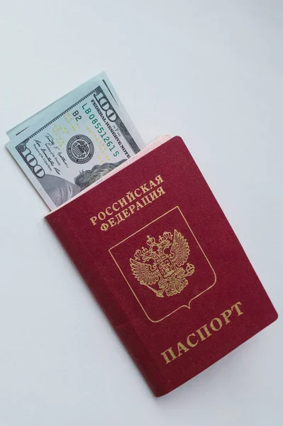 两张面额为100美元的钞票 印在俄罗斯护照上 背景为白色 — 图库照片