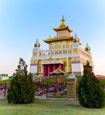 Budist tapınağı Buddha Shakyamuni 'nin altın tapınağı Elista, Kalmykia, Rusya.