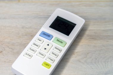 LCD ekranlı klima uzaktan kumandası.