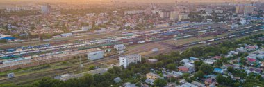 Yüksek açılı havadan aşağı kuş bakışı. Büyük tren istasyonunda bir sürü tren yolu ve yük konteynırı var..