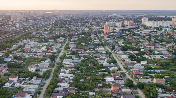 大都市の郊外の家の空中ビュー ドローンによるパノラマ空撮 — ストック写真