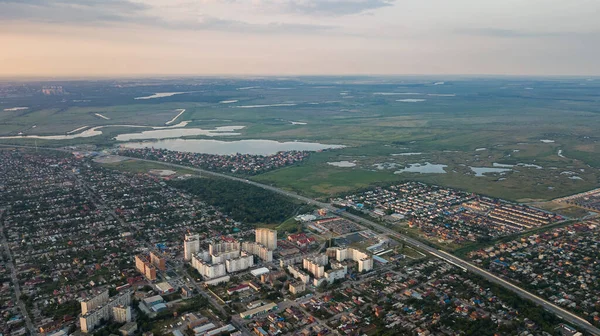 大都市の郊外の家の空中ビュー ドローンによるパノラマ空撮 — ストック写真