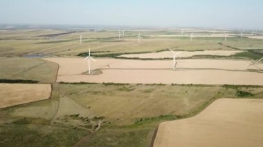 Deniz Kıyısındaki Rüzgar Türbini Güç Jeneratörleri. Alternatif Yenilenebilir Enerji. Modern Beyaz Değirmen. Deniz kıyısındaki elektrik üretimi için rüzgar türbinlerinin hava görüntüsü. Ekolojik manzara