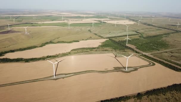 シーコーストラインの風力タービン発電機。代替再生可能エネルギー。現代の白い風車。海岸での電力生産のための風力タービンの空中ビュー。生態景観 — ストック動画