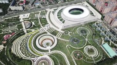 Hava manzarası: İnsansız hava aracı modern eğlence parkından uçuyor. Kuban yaz mevsimi, futbol stadyumu.
