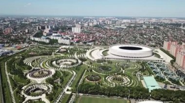 Hava manzarası: İnsansız hava aracı modern eğlence parkından uçuyor. Kuban yaz mevsimi, futbol stadyumu.