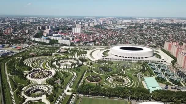 Légi felvétel: drónrepülés a modern futurisztikus szabadidős parkból. Légi felvétel városkép Kuban nyár, labdarúgó stadion — Stock videók