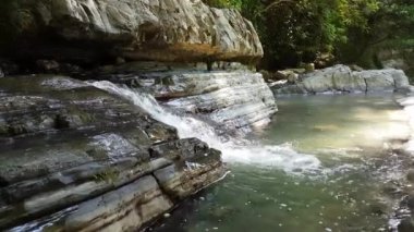 Vahşi Dağ Nehri, Berrak Nehir 'i kapatın. Taş Kaya Akımı ile Gevezelik Deresi 'nin Detaylı Çekimi.