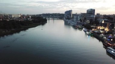 Yukarıdan Rus kasabası, evler ve bahçeler, mavnalı nehir, sanayi bölgesi - tersane ve kargo limanı, günbatımı manzarası