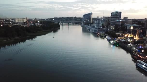 Città russa dall'alto, case e giardini, fiume con chiatte, zona industriale cantiere navale e porto merci, vista sul tramonto — Video Stock