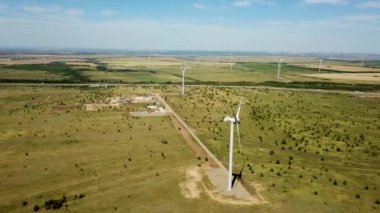 Sunset 'teki Buğdaylı Hava Değirmenleri Manzarası. Rüzgar Gücü Türbinleri Yeşil Ekolojik Tarafta Sürdürülebilir Gelişim İçin Temiz Yenilenebilir Enerji Oluyorlar
