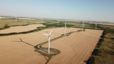Sunset 'teki Buğdaylı Hava Değirmenleri Manzarası. Rüzgar Gücü Türbinleri Yeşil Ekolojik Tarafta Sürdürülebilir Gelişim İçin Temiz Yenilenebilir Enerji Oluyorlar