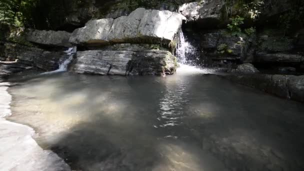 Wild Mountain River Close Abundante Clear Stream Detalhe Tiros Estáticos — Vídeo de Stock