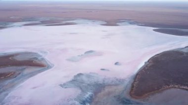 Kuru tuz gölü üzerinde hava manzarası