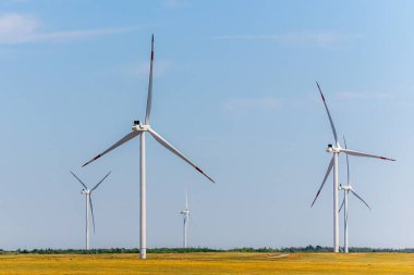 Rüzgar türbini - bir alanda yenilenebilir enerji kaynağı.