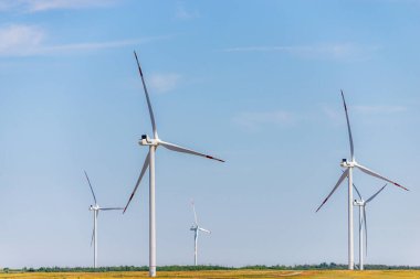 Rüzgar türbini - bir alanda yenilenebilir enerji kaynağı.