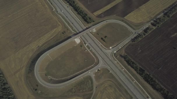 Widok z lotu ptaka nad nową autostradą z węzłem drogowym — Wideo stockowe