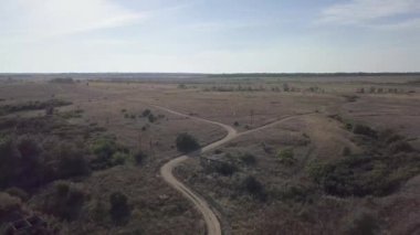Terk edilmiş ve yol kenarındaki eski tuğla evi yok etmiş. Köyün harabelerine hava manzarası.